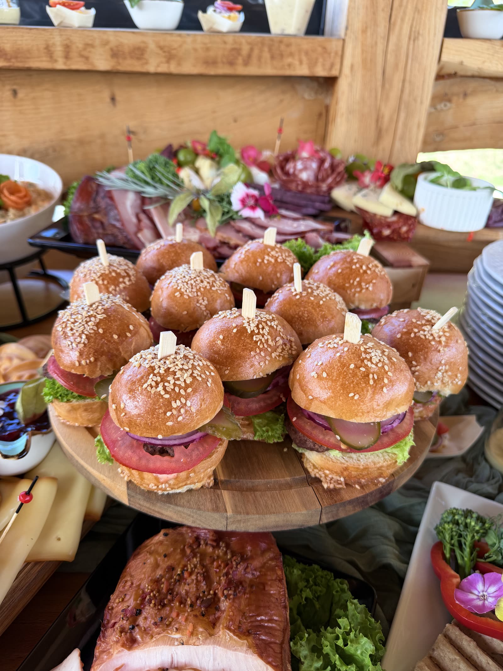 Mini burgery podane na paterze