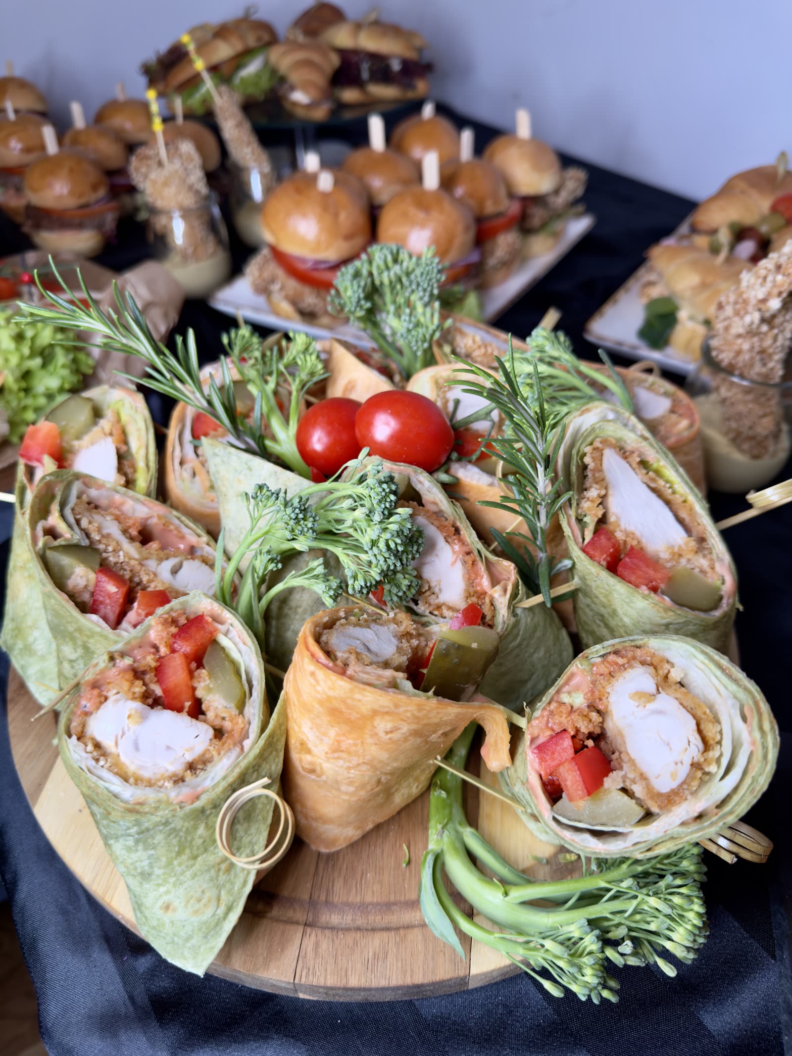 Bufet z wrapami, mini burgerami i kanapkami