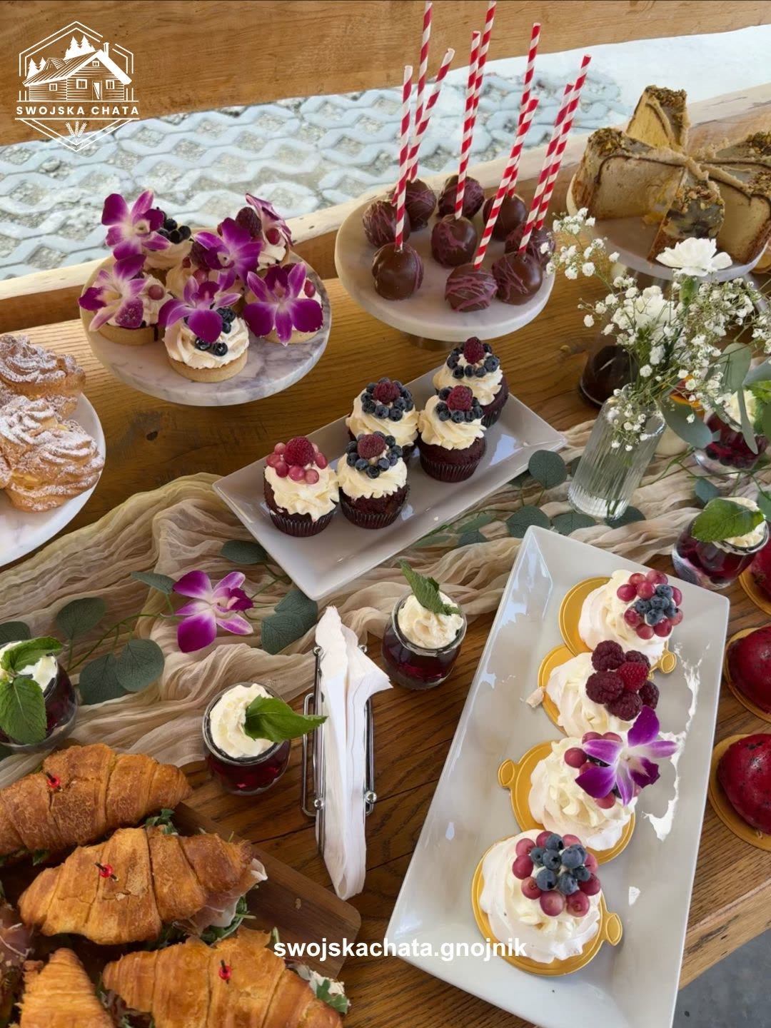 Stół słodki z babeczkami i cake popsami
