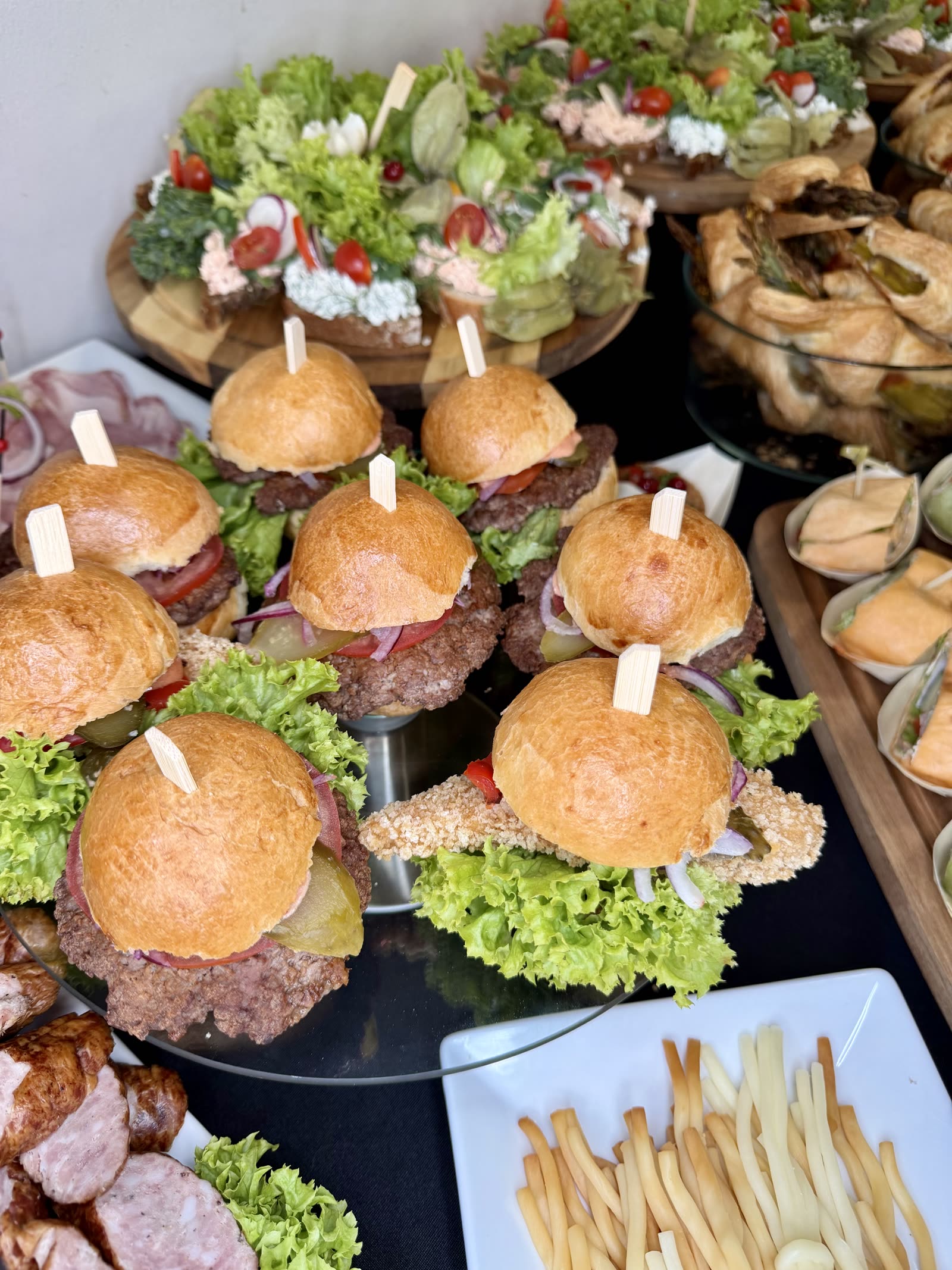 Mini burgery i frytki na bufecie