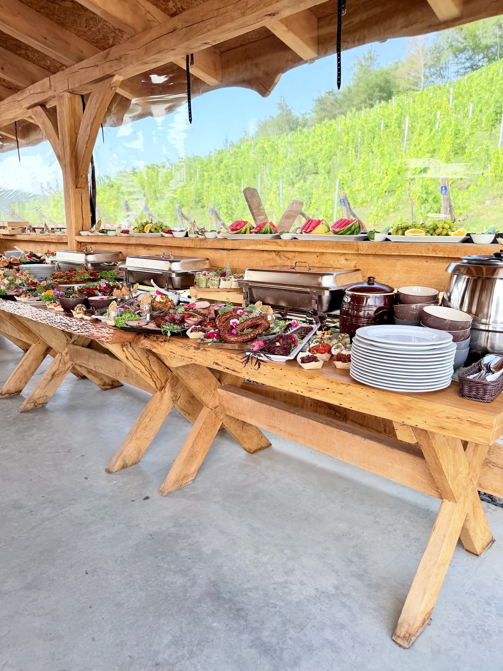 Bufet cateringowy przygotowany w plenerze