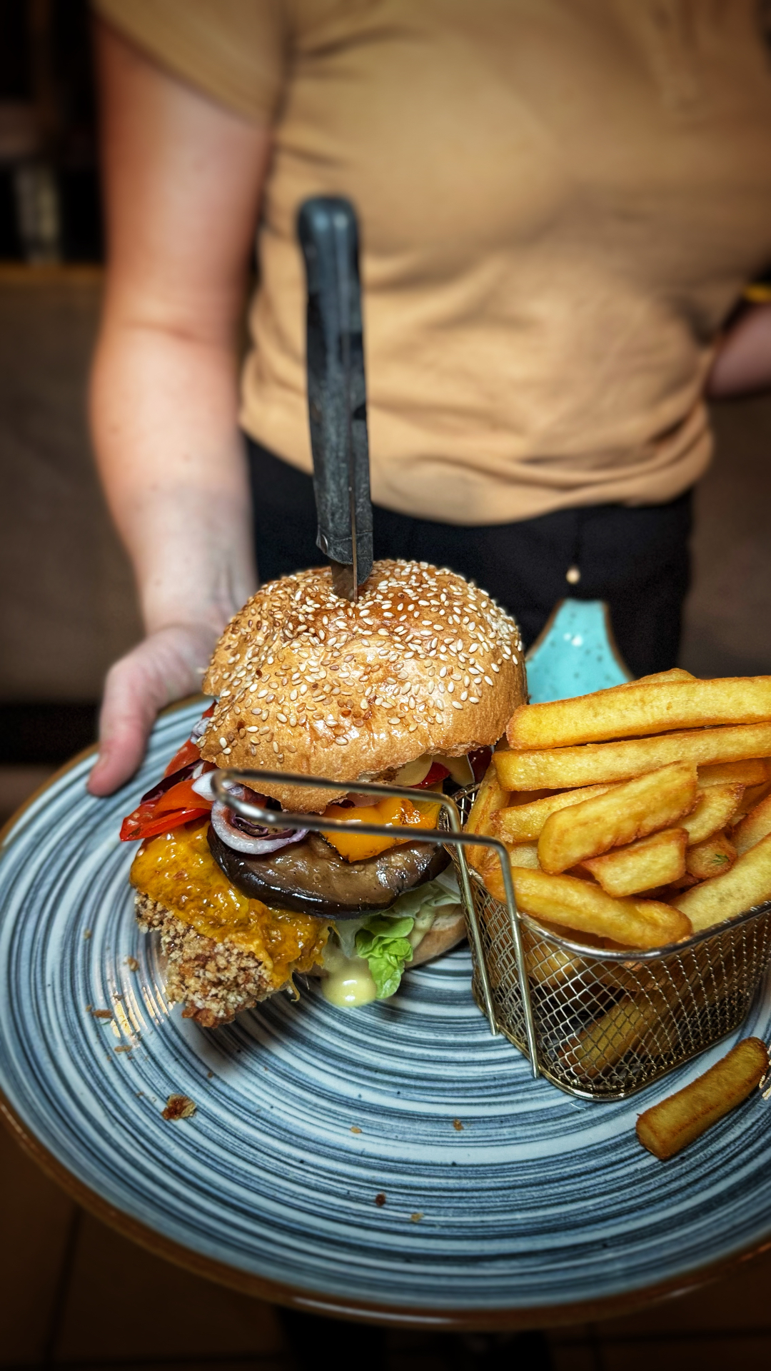 Burger drobiowy z grillowanymi warzywami