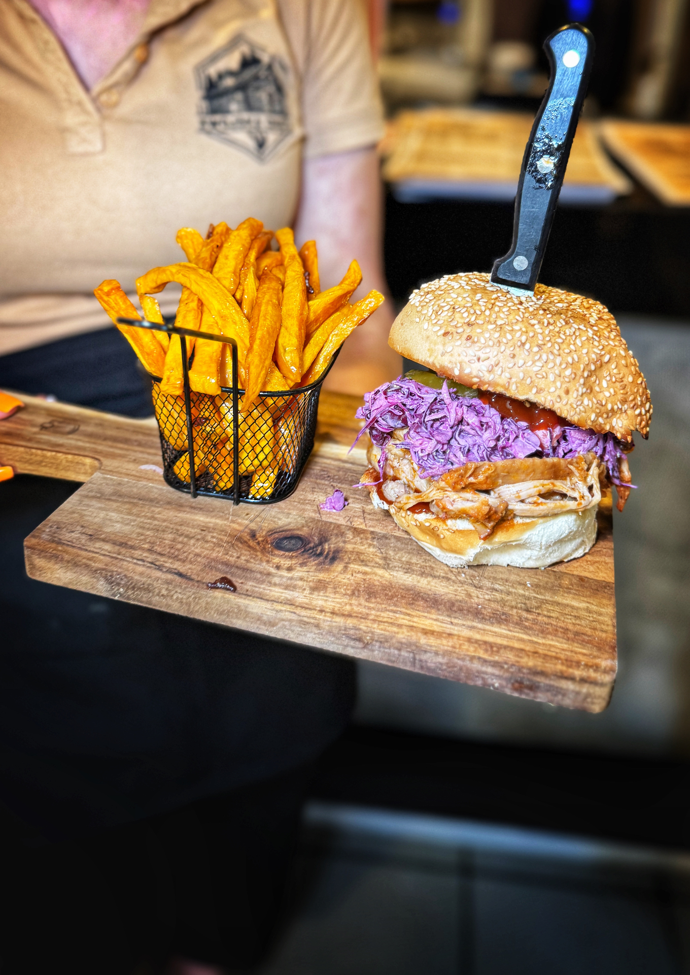 Burger z szarpaną wieprzowiną i frytkami z batata