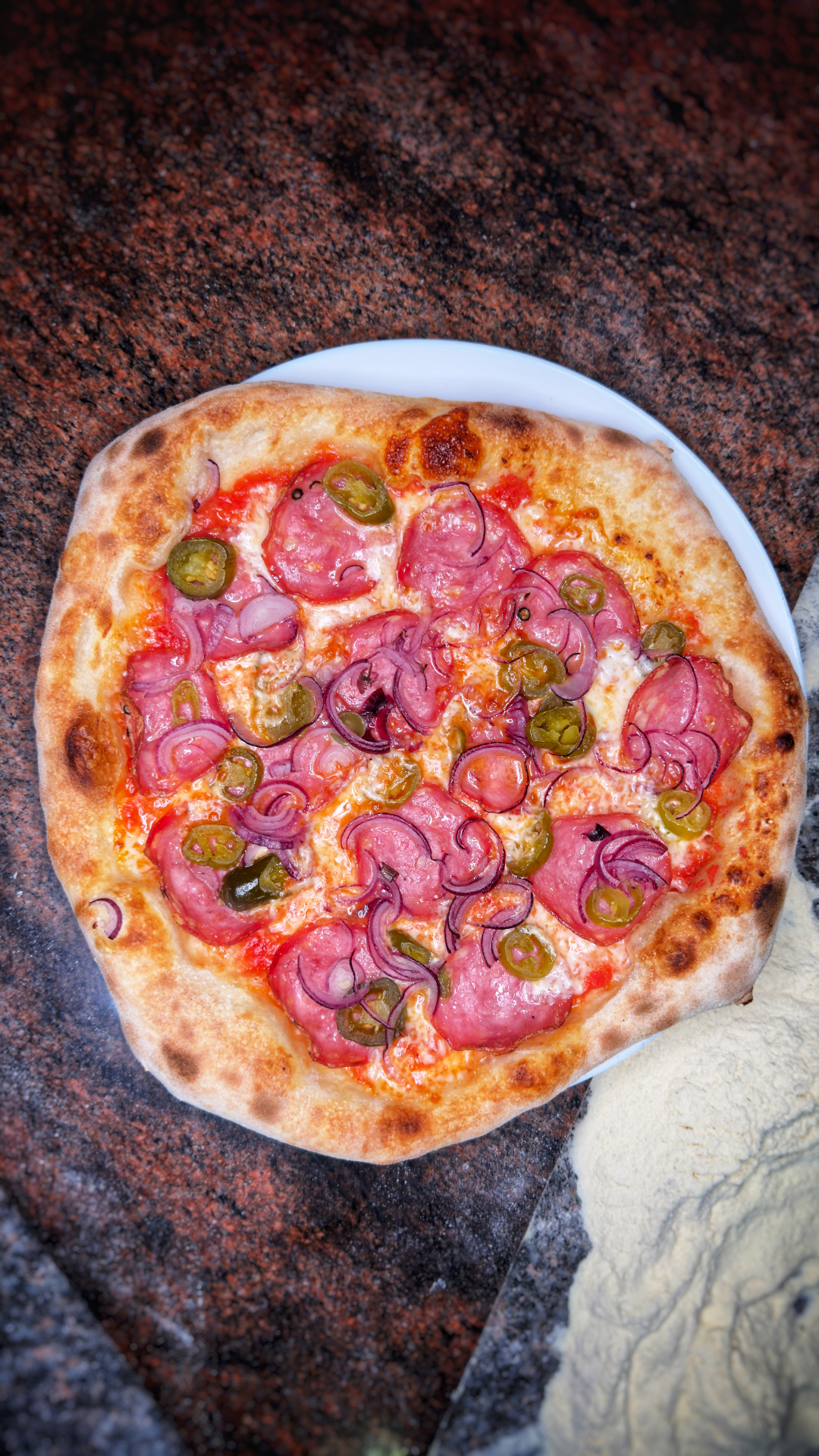 Pizza jalapeño z salami i czerwoną cebulą